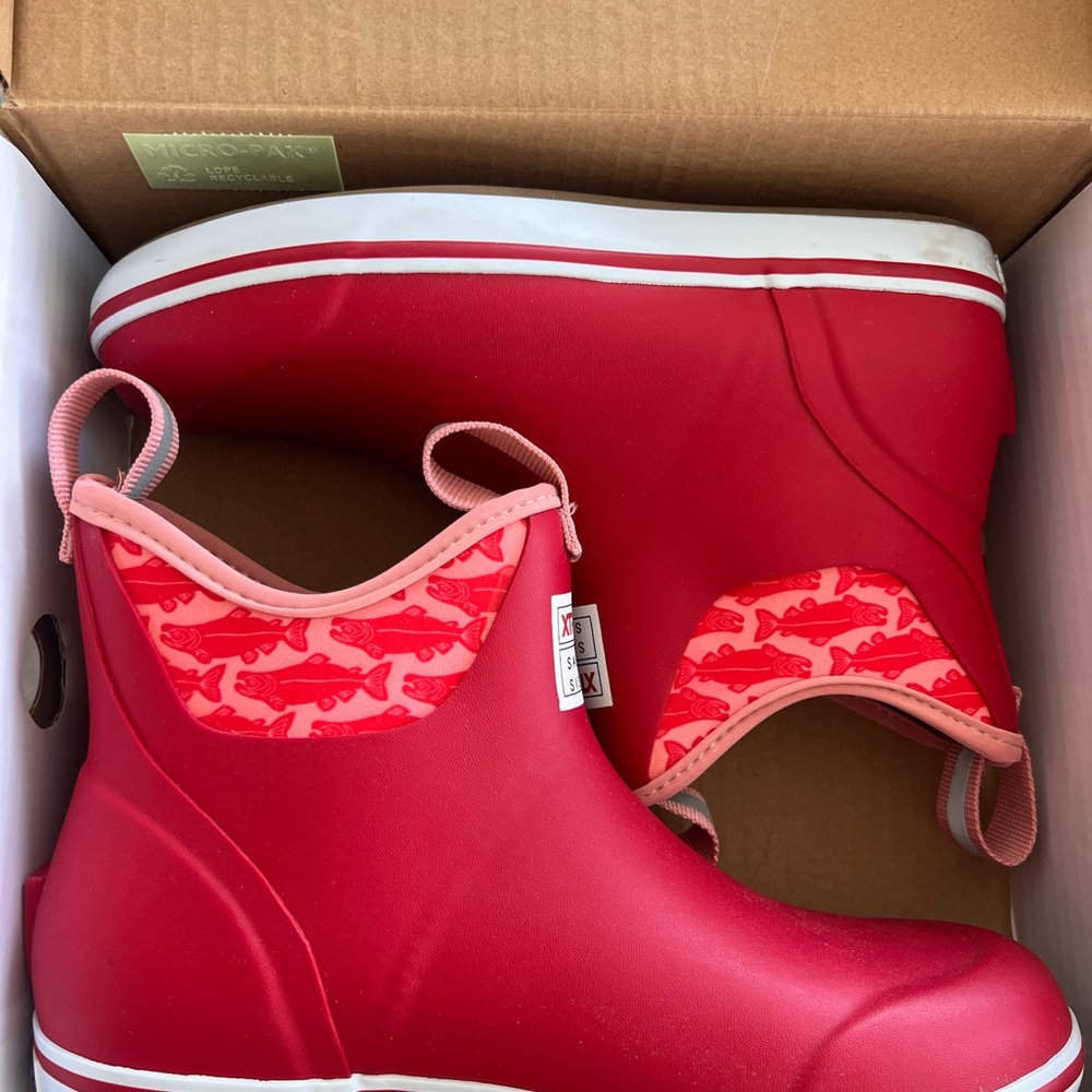 Salmon sisters xtra tuf deck boots NWT